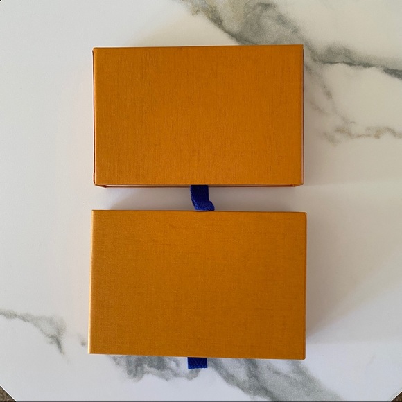 LOUIS VUITTON POST CARDS & GIFT BOX BUNDLE - Picture 3 of 9